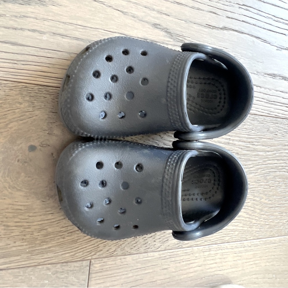 SOLD 🫶🏽Crocs Size 5 for little ones